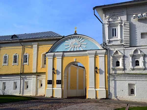 Храмы Костромы. Екатерининские ворота со стороны стороны монастыря 